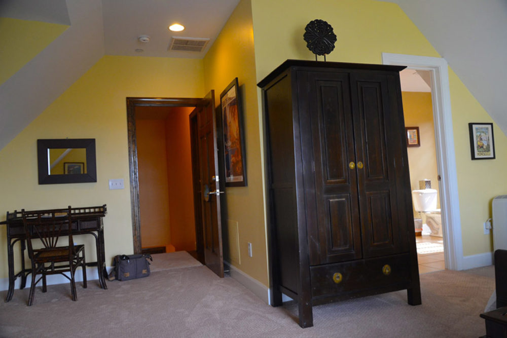 Cozy décor in Pacific Room